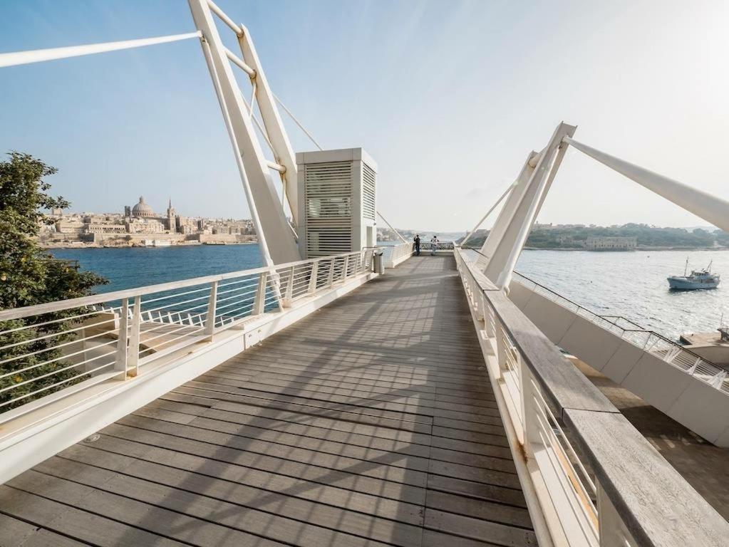 Prime Location Apartment With Side Seaviews Sliema Buitenkant foto