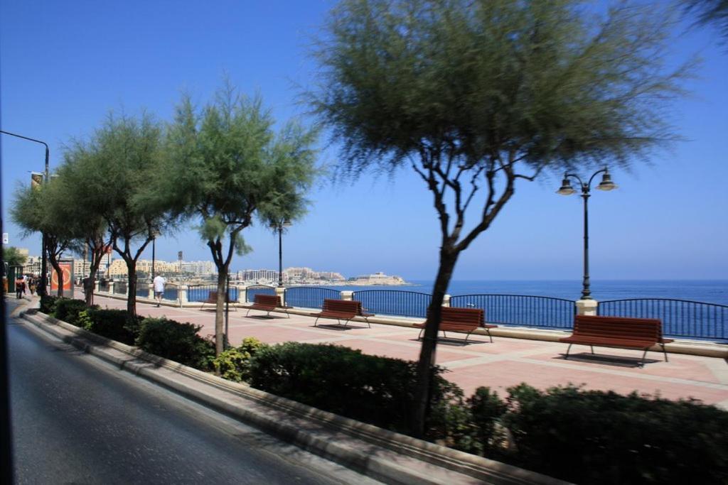 Prime Location Apartment With Side Seaviews Sliema Buitenkant foto